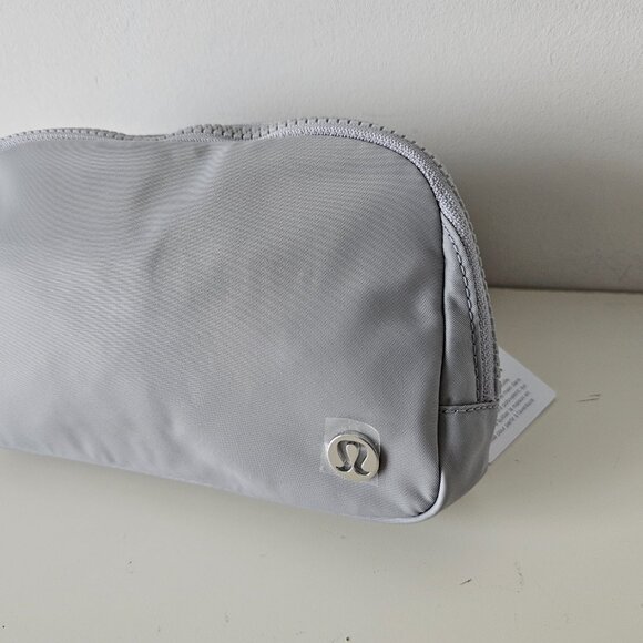 NWT LULULEMON Everywhere Belt Bag 1L SILD Silver Grey - Picture 3 of 12